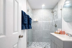 Shower, hair dryer, towels, shampoo - King Studio Steps to Hollywood Beach | Kitchen (Hollywood)