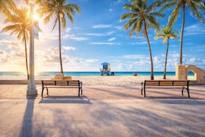 On the beach - King Studio Steps to Hollywood Beach | Kitchen (Hollywood)