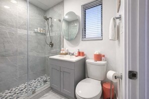 Shower, hair dryer, towels, shampoo - King Studio Steps to Hollywood Beach | Kitchen (Hollywood)