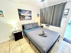 1 bedroom, iron/ironing board, travel cot, WiFi - Beachside Studio Steps from the Ocean | Ocean Hollywood Suites (Hollywood)