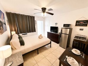 1 bedroom, iron/ironing board, travel cot, WiFi - Beachside Studio Steps from the Ocean | Ocean Hollywood Suites (Hollywood)