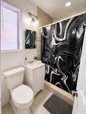 Dusche, Haartrockner, Handtücher, Shampoo