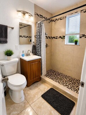 Shower, hair dryer, towels, shampoo - Cozy Beach Studio | Workspace, Kitchen & Pets OK (Hollywood)