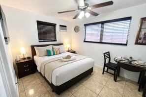 1 bedroom, iron/ironing board, travel cot, WiFi - Cozy Beach Studio | Workspace, Kitchen & Pets OK (Hollywood)