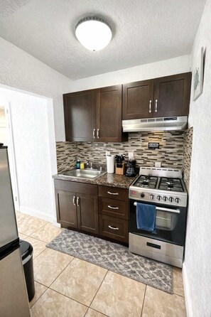 Fridge, microwave, oven, stovetop - Cozy Beach Studio | Workspace, Kitchen & Pets OK (Hollywood)