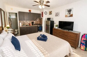 1 bedroom, desk, iron/ironing board, travel cot - Bright Coastal Studio — Steps from the Beach! (Hollywood)