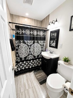 Shower, hair dryer, towels, shampoo - Event 1BD Apt Near Beach in Hollywood Boardwalk (Hollywood)