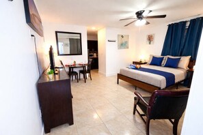 1 bedroom, iron/ironing board, travel cot, WiFi - Coastal-Inspired Large Studio Steps from the Beach (Hollywood)