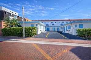 Property grounds - Coastal-Inspired Large Studio Steps from the Beach (Hollywood)