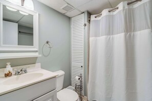Douche, sèche-cheveux, serviettes fournies, shampoing