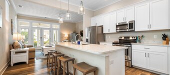 Spacious 4 bedroom in Heart of VA Beach Oceanfront Hip and Fun Vibe district