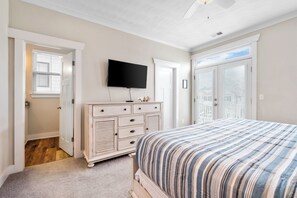 4 bedrooms, iron/ironing board, free WiFi, bed sheets