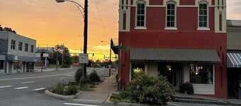 Romantic loft studio in downtown Heber Springs, walkable to coffee shops