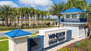 Windsor Island Resort -lomakeskukseen johtava opaste, jossa on sininen katto ja vesiaihe.
