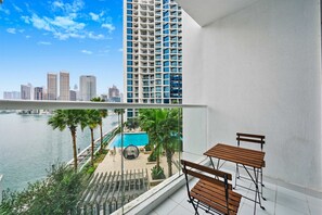 Outdoor dining - Luxury Studio I DAMAC Maison Downtown (Dubai)