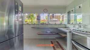 Fridge, microwave, oven, coffee/tea maker - Casa em Ubatuba a 250m da Praia do Centro (Ubatuba)