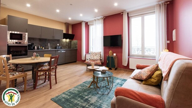 Un appartement moderne comprenant une cuisine, un coin repas et un salon.