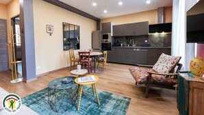 Un appartement moderne comprenant un coin repas, une cuisine et un espace de vie.
