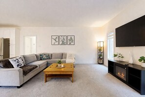 Smart TV - Game Room Getaway + Cozy Retreat Near Blue Mtn Ski Resort, Golf & Spa FREE Park (Collingwood)