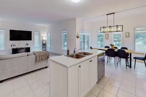 Interior - Cozy Blue Mountain Home Near Ski Resort, Golf, Spa (Collingwood)