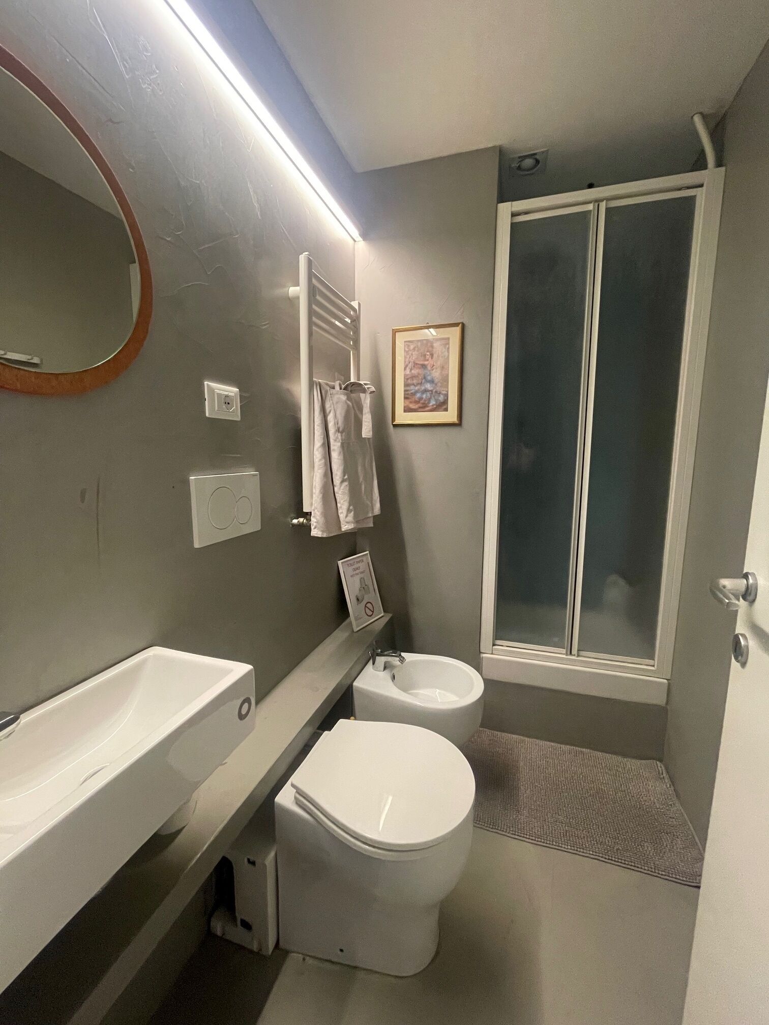 Haartrockner, Bidet, Handtücher, Seife
