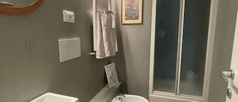 Haartrockner, Bidet, Handtücher, Seife