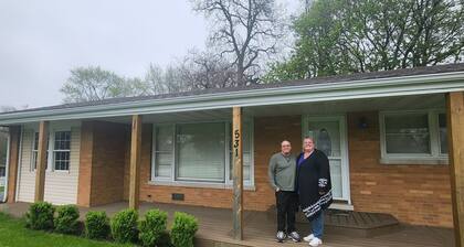 Quaint Studio Unit in fantastic Beecher with refreshing AC