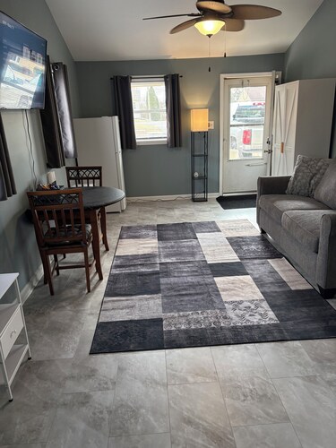 Quaint Studio Unit in fantastic Beecher with refreshing AC