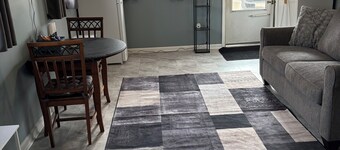 Quaint Studio Unit in fantastic Beecher with refreshing AC