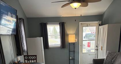 Quaint Studio Unit in fantastic Beecher with refreshing AC