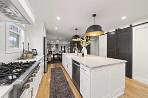Private kitchen - Luxury Franklin Retreat • Walk to Downtown • Front Porch (Franklin)