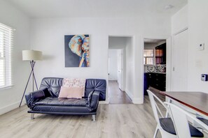 Appartement, 2 slaapkamers, niet-roken, keuken | Woonruimte | Een 54-inch smart-tv met digitale zenders, Netflix en streamingdiensten