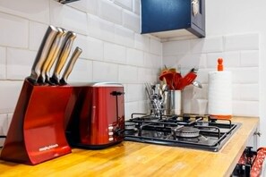 Apartment, Smoking - Modern 1-bed in West Kensington Near Tube (London)
