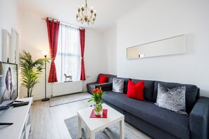Apartment, Smoking - Modern 1-bed in West Kensington Near Tube (London)