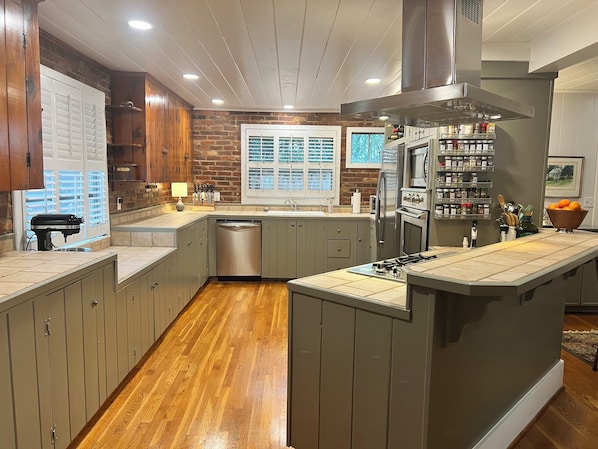 Paper towels - Charming Summerville Home Less than 1.5 miles from the Augusta National. (Augusta)