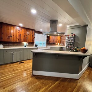 Paper towels - Charming Summerville Home Less than 1.5 miles from the Augusta National. (Augusta)