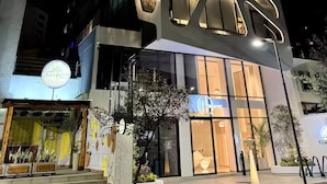 A modern building with a unique facade featuring geometric patterns and large windows. - Beautiful Studio República DelSalvador (Quito)