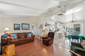 TV, DVD player - Estes Flat -Private Dock-Fish cleaning station, Fish Camp (Rockport)
