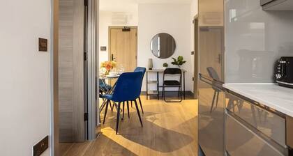 North Finchley Modern 2-BR Flat with Workspace and WiFi