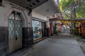 Exterior detail - Capitalia | Trendy Pink Flat with Bohemian Vibes (Ciudad de México)