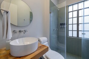 Shower, hair dryer, shampoo - Capitalia | Trendy Pink Flat with Bohemian Vibes (Ciudad de México)