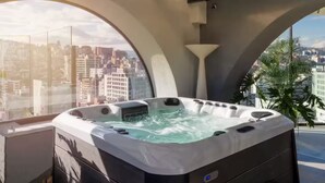 Ein Whirlpool mit Blick auf die Stadt, große Fenster und ein modernes architektonisches Design.