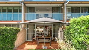 Outdoor dining - Welcome to James Cook 2. A beautifully renovated, light-filled townhouse in an unbeatable location. (Byron Bay)
