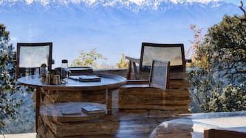 Signature-mökki, 1 suuri parisänky, oma kylpyhuone, vuoristonäköala | Ulkoruokailutilat