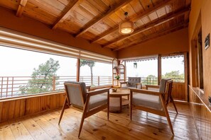 Luxury Suite, Mountain View | Interior