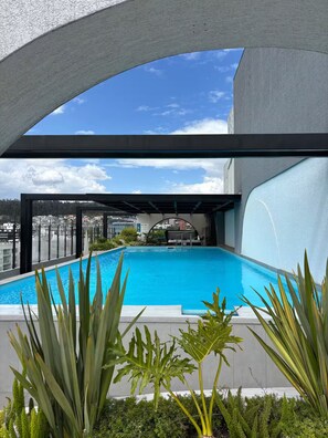Inomhuspool och utomhuspool