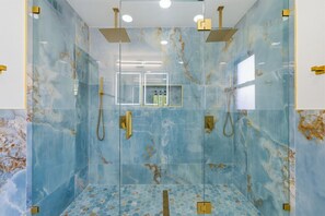 Dusche, Haartrockner, Handtücher, Shampoo