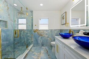 Shower, hair dryer, towels, shampoo - Sleeps 10 - Game Room - Putt Putt - Movie Theater (Seminole)