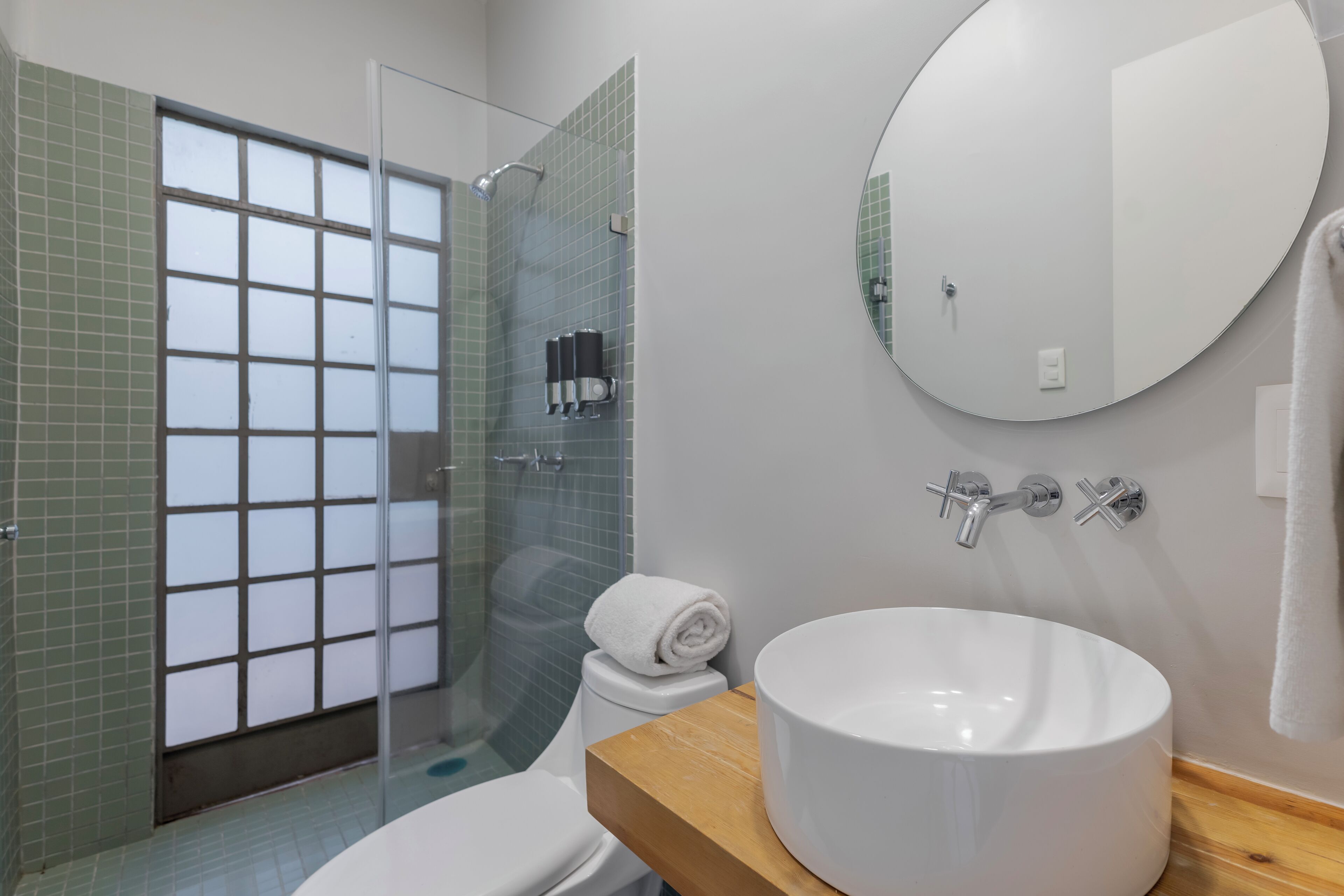 Douche, sèche-cheveux, shampoing