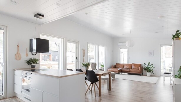 A spacious living area with a kitchen island, a dining table, and a brown leather sofa. - Nice house with relaxed athmosphere (Uusimaa)